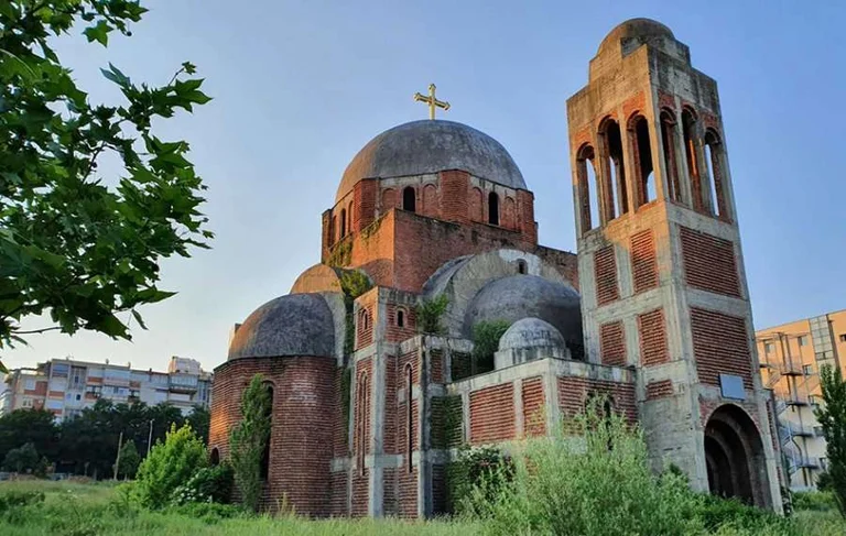 Liturgjia fetare në Kishën brenda kampusit të UP-së: Historian Namani tregon çka duhet të bëhet