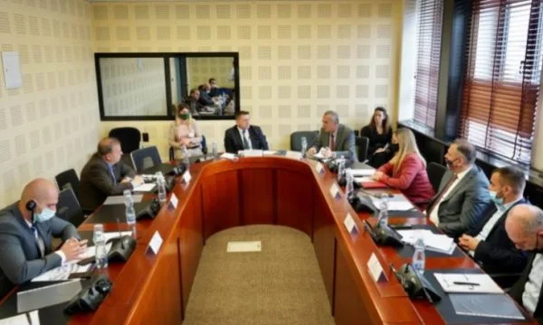 Deputetët e pushtetit i dhanë pikë pa meritë Enver Bujarit, që britanikët më parë as nuk e kalonin