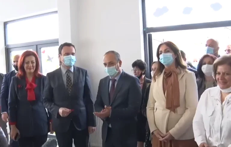 Kryeministri, zv.kryeministrja, një ministre dhe një kryetar komune mblidhen për ta përuruar një çerdhe