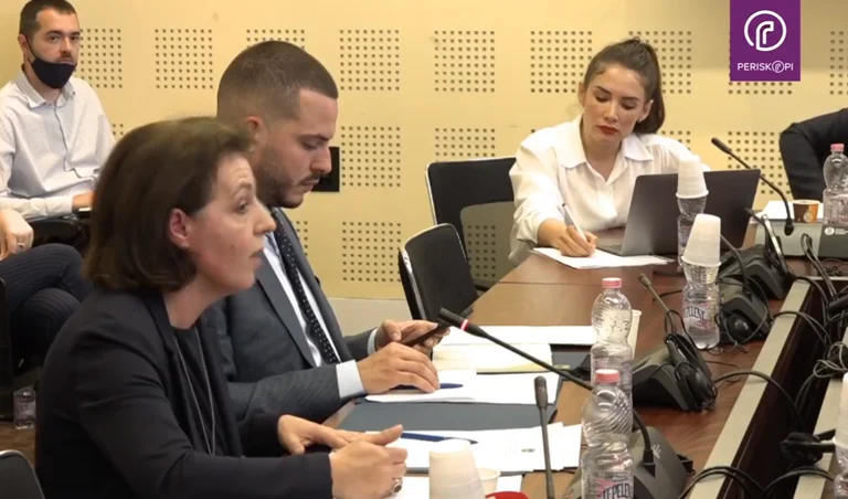 Anglishtja për fillestarë: Donika Gërvalla qeshet me cicërimën skandaloze të Ministrisë që udhëheq