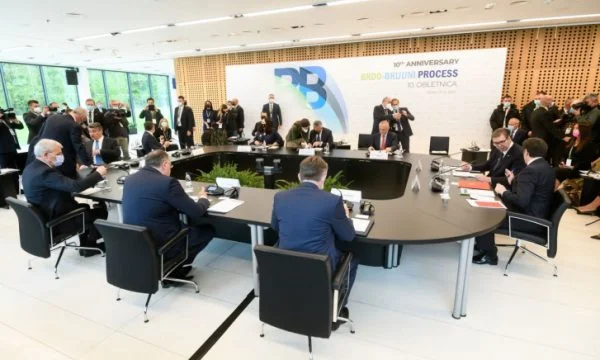 Brdo-Brijun: Vjosa Osmani në një tavolinë me Aleksandër Vuçiqin