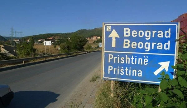 Revista gjermane publikon një non-paper përtej imagjinatës: Shqiptarët e Kosovës të pajisen me pasaportë të Serbisë