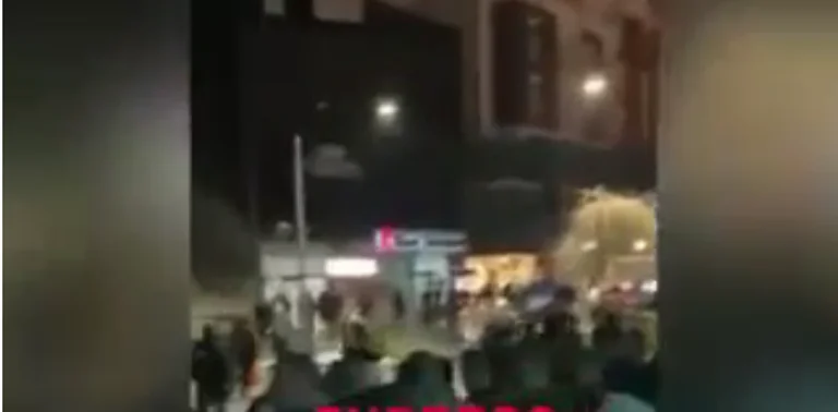 Qytetarët në Skenderaj i brohorasin Albin Kurtit “UÇK, UÇK…” dhe “Thaçi, Thaçi…”