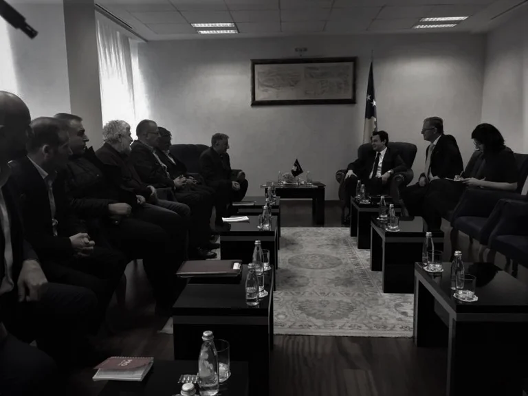 Shpërthen Lufta mes Albin Kurtit dhe Rrahman Jasharajt: Kapen në takim