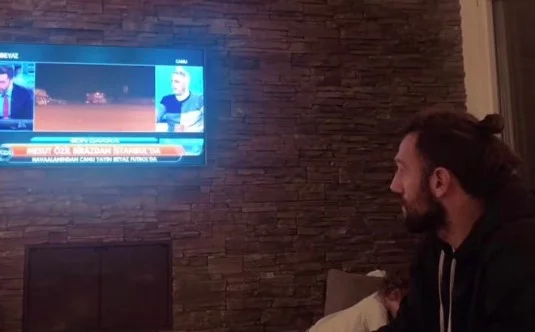 Ozili merr vëmendjen e të gjithëve: Muriqi e përcjell live transferimin e turkut në Fenerbahçe