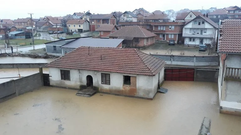 Policia e Gjakovës: Vërshime të mëdha, dëme të mëdha (Foto)