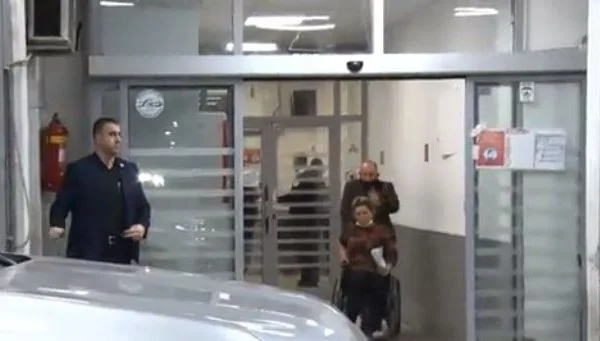 Kamera kap burrin duke e goditur gruan teksa e nxirrte me karrocë nga QKUK’ja