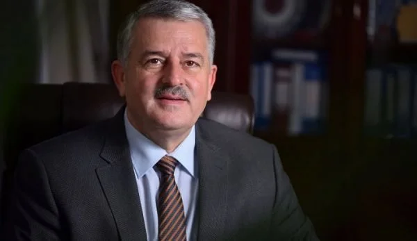 Agim Veliu deklaratë të papërshtatshme për Vjosa Osmanin: Krejt kryesia me ia lëshu vendin, edhe s’di a e nxen