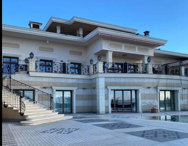 Këshilltari i Pacollit thotë se vila e shefit të tij do të duhej të ishte Rezidencë Presidenciale e Kosovës