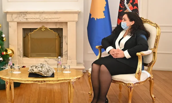 Del dokumenti: Vjosa Osmani shpërbleu stafin me 701 euro e 75 centë më shumë