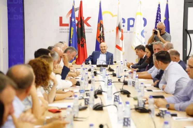 Vjen reagimi i parë i LDK-së pas rrëzimit të Qeverisë Hoti