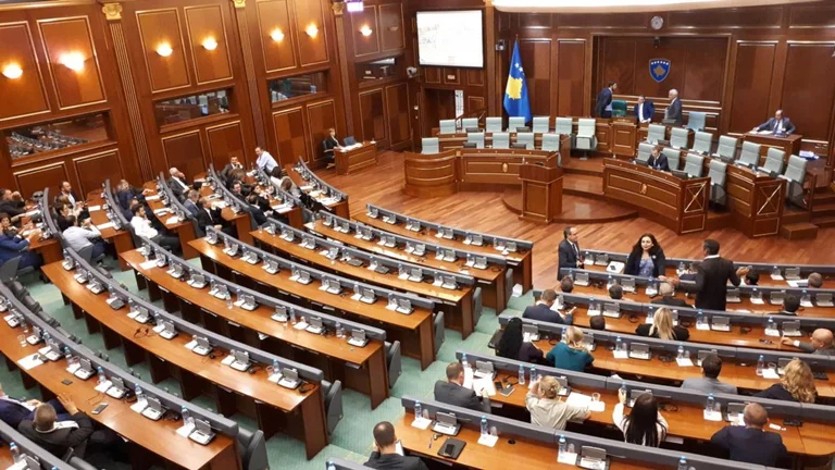 Rrëzohet Qeveria Hoti, vendi në zgjedhje