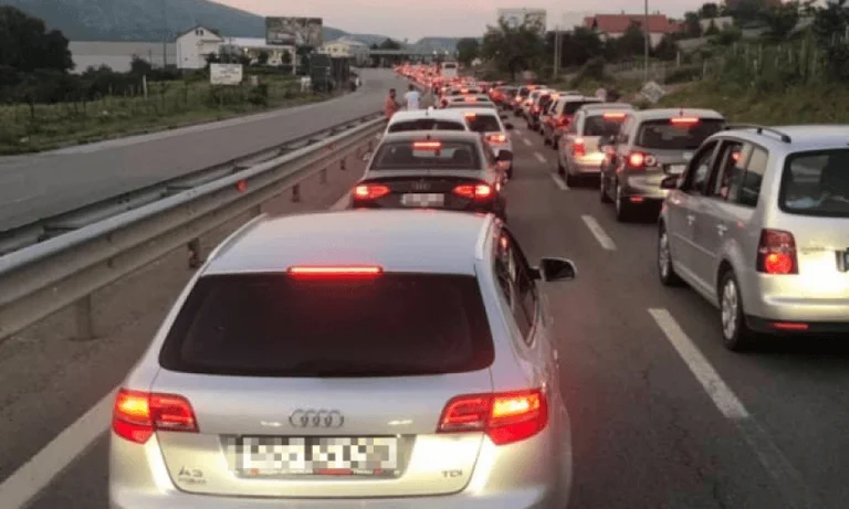 Autoritetet: Mbi 1100 mërgimtarë në orë po hyjnë përmes kufijve në Kosovë