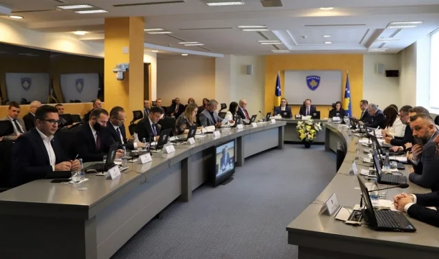 Hoti: Bashkatdhetarët duhet të kënaqen me familjarët e tyre, por edhe të respektohen masat