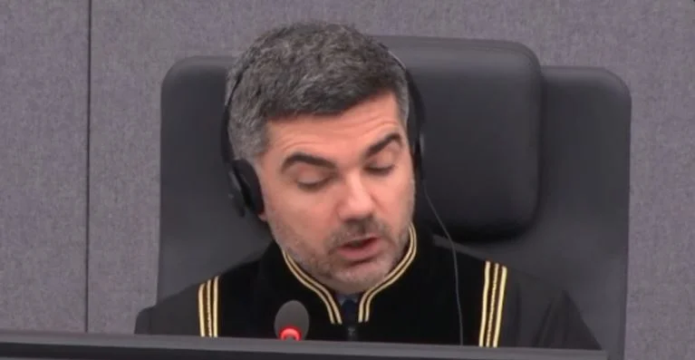 Gjykatësi i Speciales: Z.Haradinaj nuk është koha t’i kundërshtoni akuzat, a e keni të qartë?