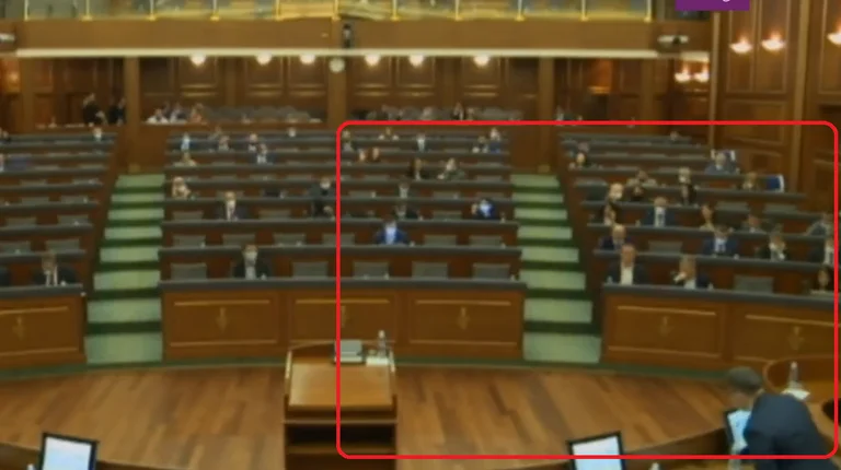 VV linçon dhunshëm praninë e Selmanajt në Kuvend: Kjo s’iu bë asnjë deputeti të Srpskas