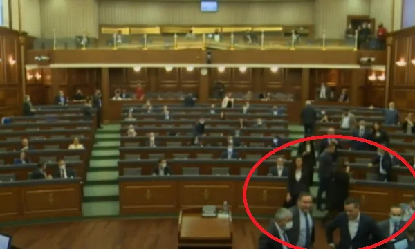 “Jashtë – jashtë”: VV grushta tavolinave kundër Selmanajt, deputetët e LDK-së i shkojnë pranë
