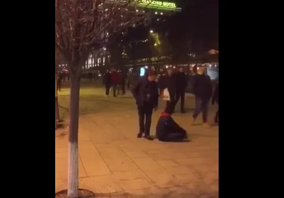 Avokati i Vetëvendosjes, Tomë Gashi shqelmon paratë e mbledhura nga një lypës në Prishtinë (Video)