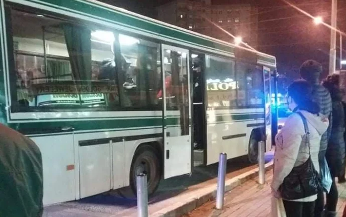 Ngjarje e rëndë: Një i ri theret me thikë në qafë në autobusin e linjes 7A