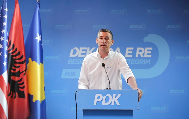 PDK vazhdon bojkotin: I drejtohet me shkresë Vjosa Osmanit që ta rikthej fotografinë e Presidentit