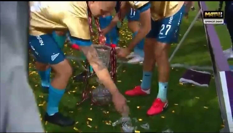 Lojtarët e klubit rus të pafat, ndalet festa – iu bie trofeu nga duart