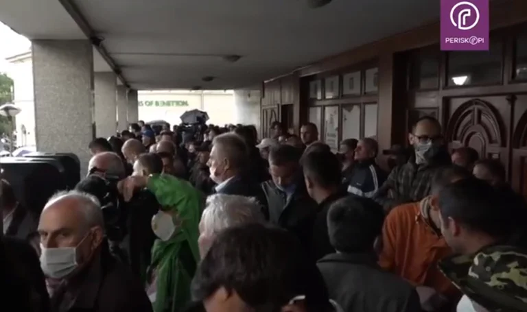 Fërkohen trupat e protestuesve: Distanca sociale nuk mbahet as 10 centimetra (Foto)