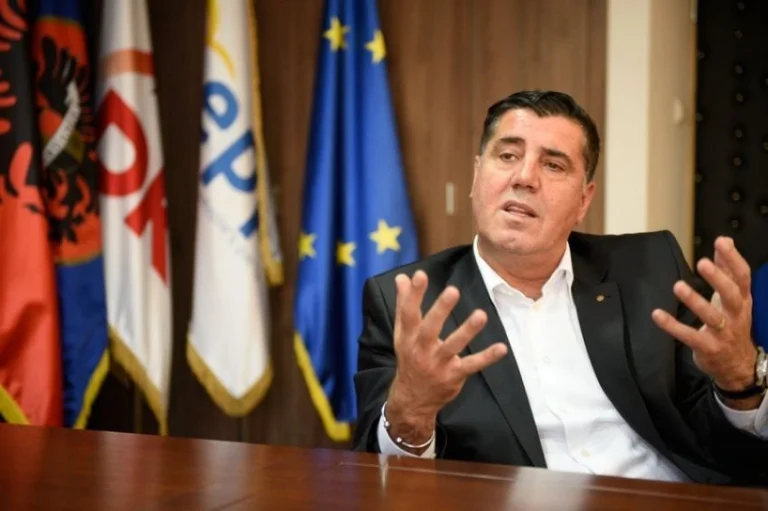 Lutfi Haziri s'e thotë asnjë fjalë për deponimin e nënshkrimeve për nismën për shkarkim të Abdixhikut