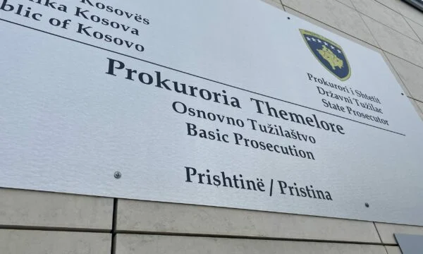 Arrestimet në MPB, Prokuroria: Dyshohet se përfituan duke lëshuar jashtëligjshëm leje qëndrimi