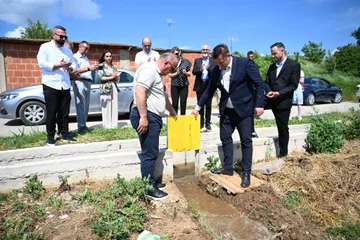 Armend Muja fshiu videon e projektit "inovativ" të ujitjes me dërras