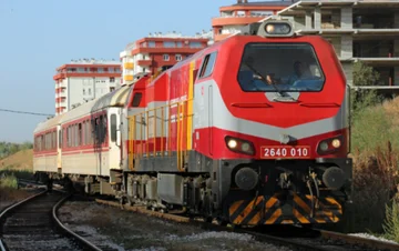 Treni aksidentohet me një veturë në Fushë Kosovë