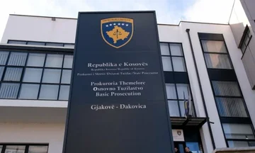 Ndalohen për 48 orë 4 persona në Gjakovë, iu gjet heroinë e kokainë pas bastisjeve, u sekuestran edhe para e armë