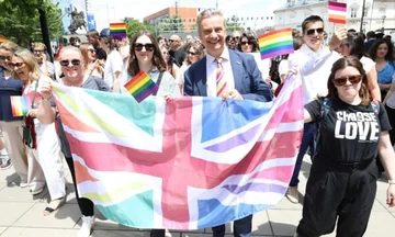 Ambasadori britanik merr pjesë në Paradën e Krenarisë: Mbështesim palëkundur të drejtat e njeriut