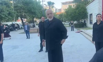 “A s’mendoni se u gjunjëzoheni pak si shumë liderëve perëndimorë?”- Rama, gazetarit italian: I gjunjëzohem vetëm Melonit