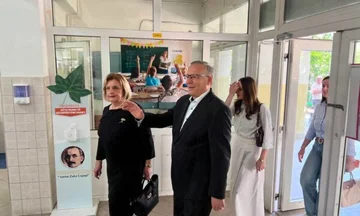 Bedri Hamza voton në Mitrovicë i shoqëruar nga bashkëshortja e tij