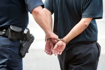 U rrëzua në vendkalim të këmbësorëve dhe i bie arma nga brezi, arrestohet një person në Deçan