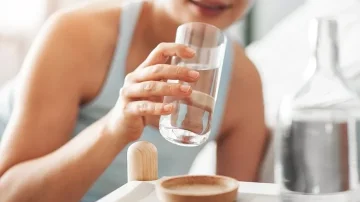 Çfarë mund të bëjë pirja e një gote uji në mëngjes për energjinë dhe tretjen tuaj