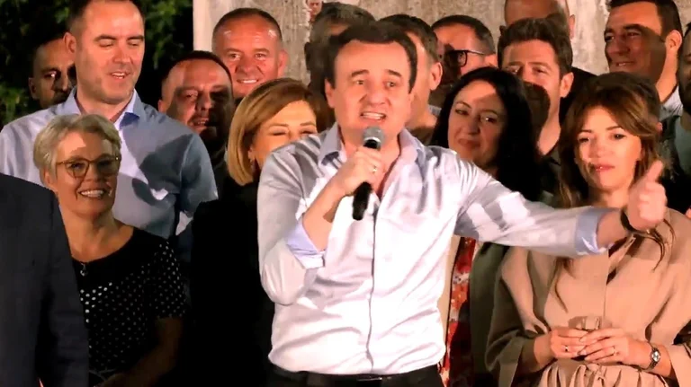 Kurti e "thumbon" Vjosa Osmanin: Kosova e ka presidente, Albulena Haxhiun