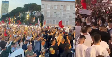 Me dritat e telefonave ndezur, protestuesit marshojnë pas tubimit para Kryeministrisë