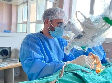 Pas 18 vitesh në heshtje, pacientja rikthen dëgjimin falë operacionit në QKUK