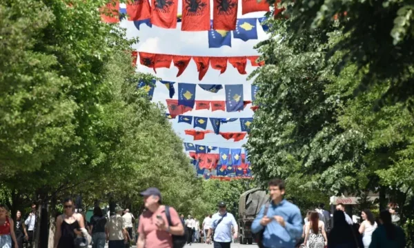 Prishtina dekorohet me flamuj, gati për festën e Ditës së Çlirimit