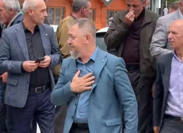‘‘S’kam mëndu kurrë që kam me varrosë Sahit Jasharin’’, Sami Lushtaku përlotet derisa flet për vdekjen e shokut të luftës