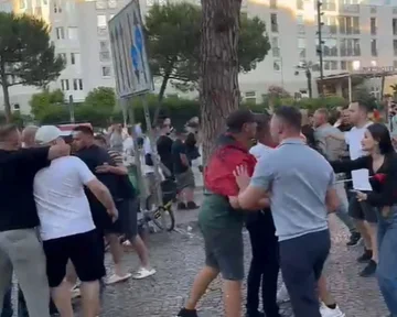 Tensione në Shqipëri, protestuesit për Zvërnecin konfliktohen fizikisht me mbështetësit e PS-së