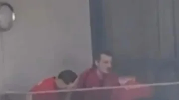 Skandal në Botëror/ Yjet e Turqisë kapen duke tymosur në ballkonin e hotelit, shpërthen “stuhia” në rrjet