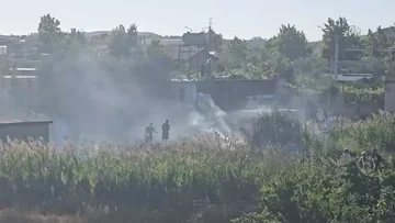 Zjarr në Vlorë, rrezikohen edhe banesat
