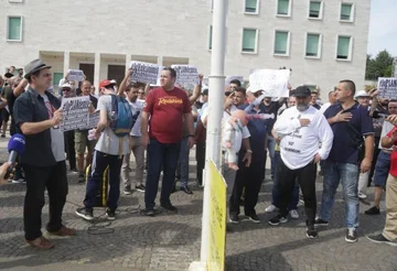 Nga Alfred Cako te Shkëlzen Gashi e Rron Gjinovci, dalin emrat e propozuar nga protestuesit për partinë “Shqipëri e re”