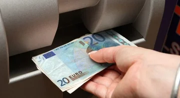 Tarifat bankare ‘zhvasin’ qytetarët: Pagesat në sportel deri në 5 euro, shpërthejnë reagimet