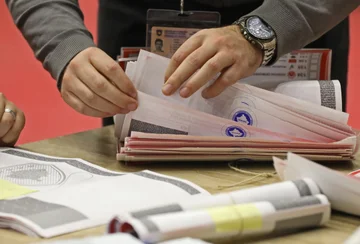 VV për pak i arrin 52 mandate bie përsëri në 51, PDK që humbi një, rikthehet në 23