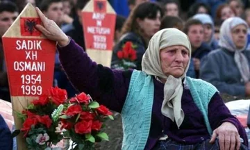 Rrëfimi emocional i të mbijetuarit të Reçakut pas arrestimit të pesë serbëve