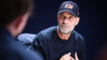 Jurgen Klopp kritikon ashpër Kupën e Botës: Futbolli po mbahet peng, pauzat e hidratimit janë “kosh i artë” për sponsorët