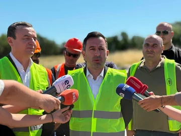 Basha akuzon Ramën për shpifje pas aksidentit me fatalitet: Nuk u shkaktua nga rrëshqitja e dheut, po e politizon tragjedinë